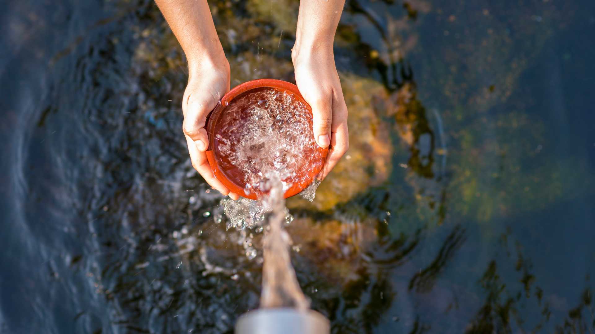 ¿El agua cambia su dirección de giro según hemisferio?