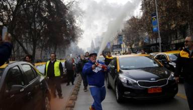  Miles de taxistas llegan a La Moneda para exigir "Ley Uber"