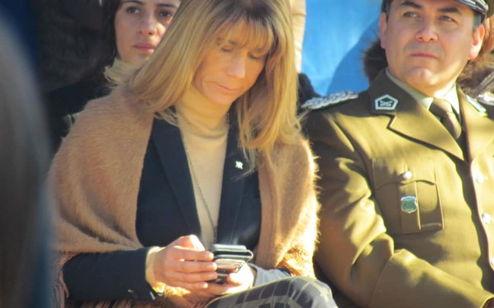 Ximena Rincón es captada con su celular durante todo un acto en Linares
