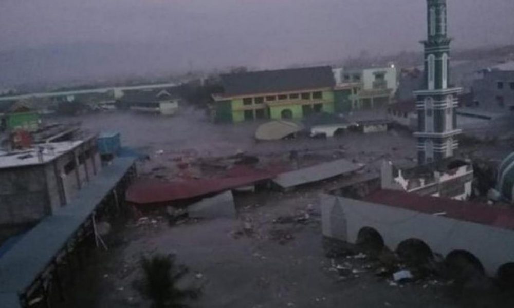  Tsunami azota Indonesia tras el terremoto