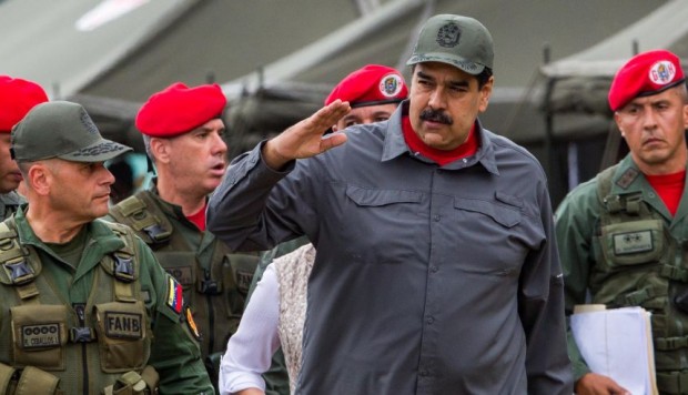 Maduro pide a los militares lealtad y que estén alerta ante los "traidores"