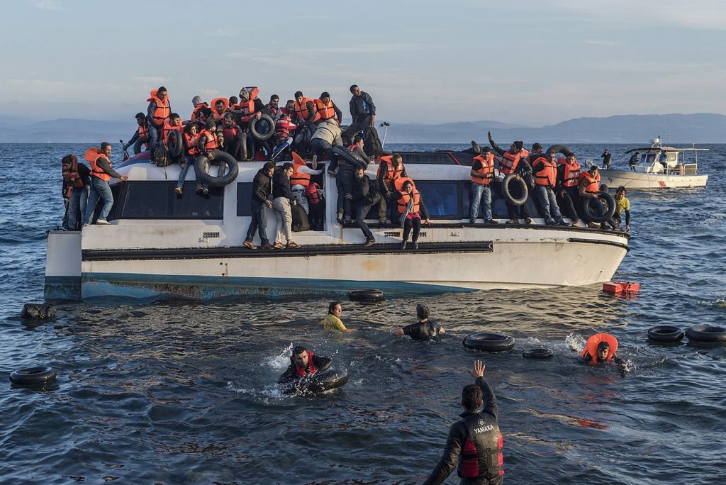 Refugiados sirios e iraquíes tratan de desembarcar en las aguas costeras de Lesbos en Grecia, después de haber cruzado desde Turquía.