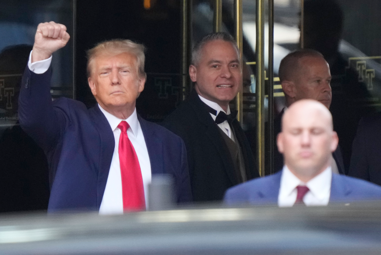 Donald Trump saliendo de su edificio en Nueva York previo a la audiencia