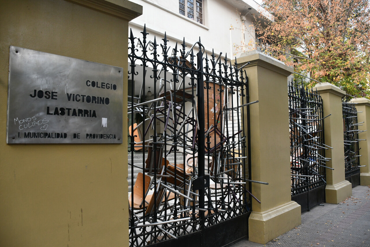 Conflicto en el Liceo Lastarria escala en grupos de WhatsApp y redes sociales
