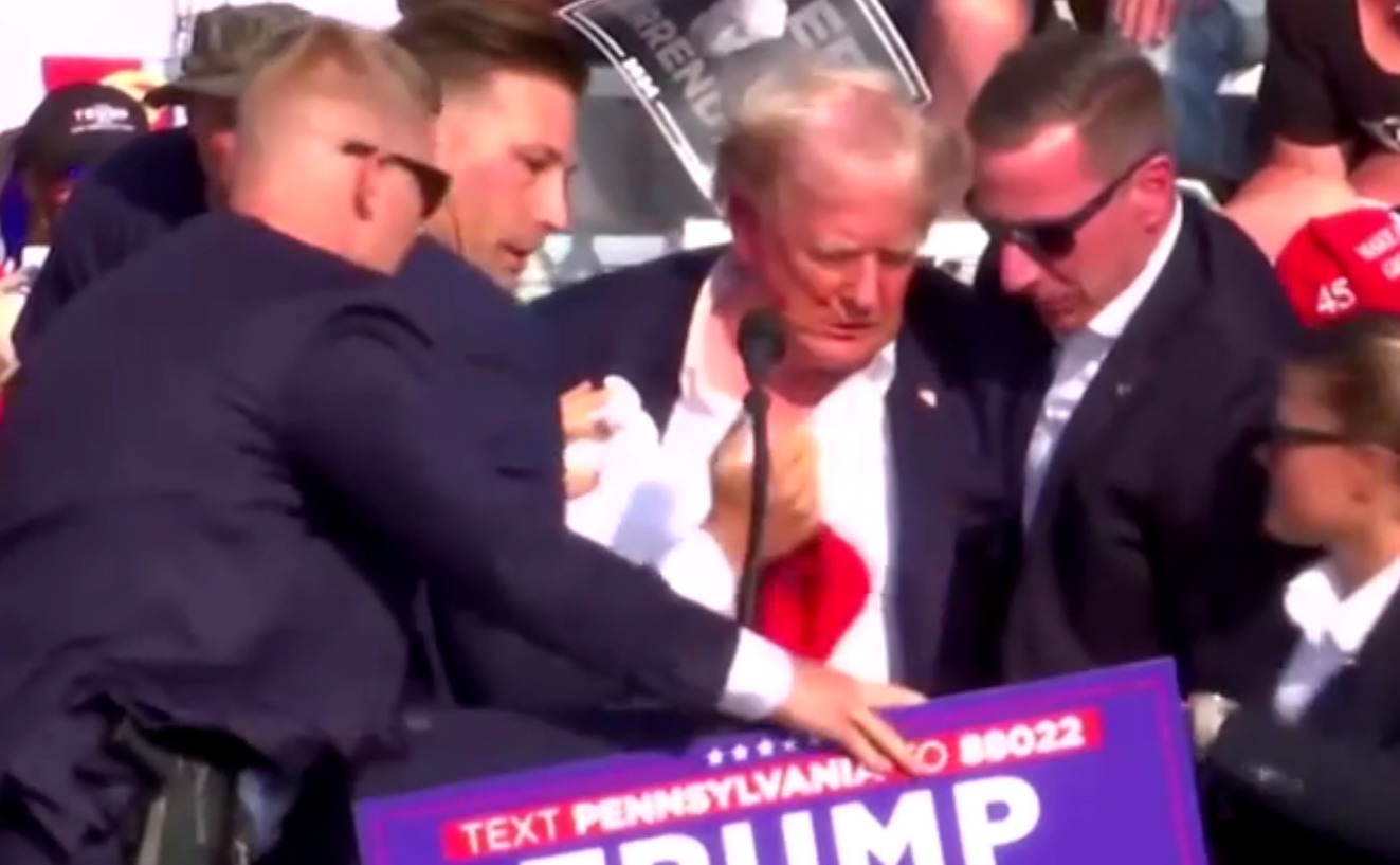 Donald Trump es evacuado de emergencia tras disparos en su discurso: fue visto sangrando