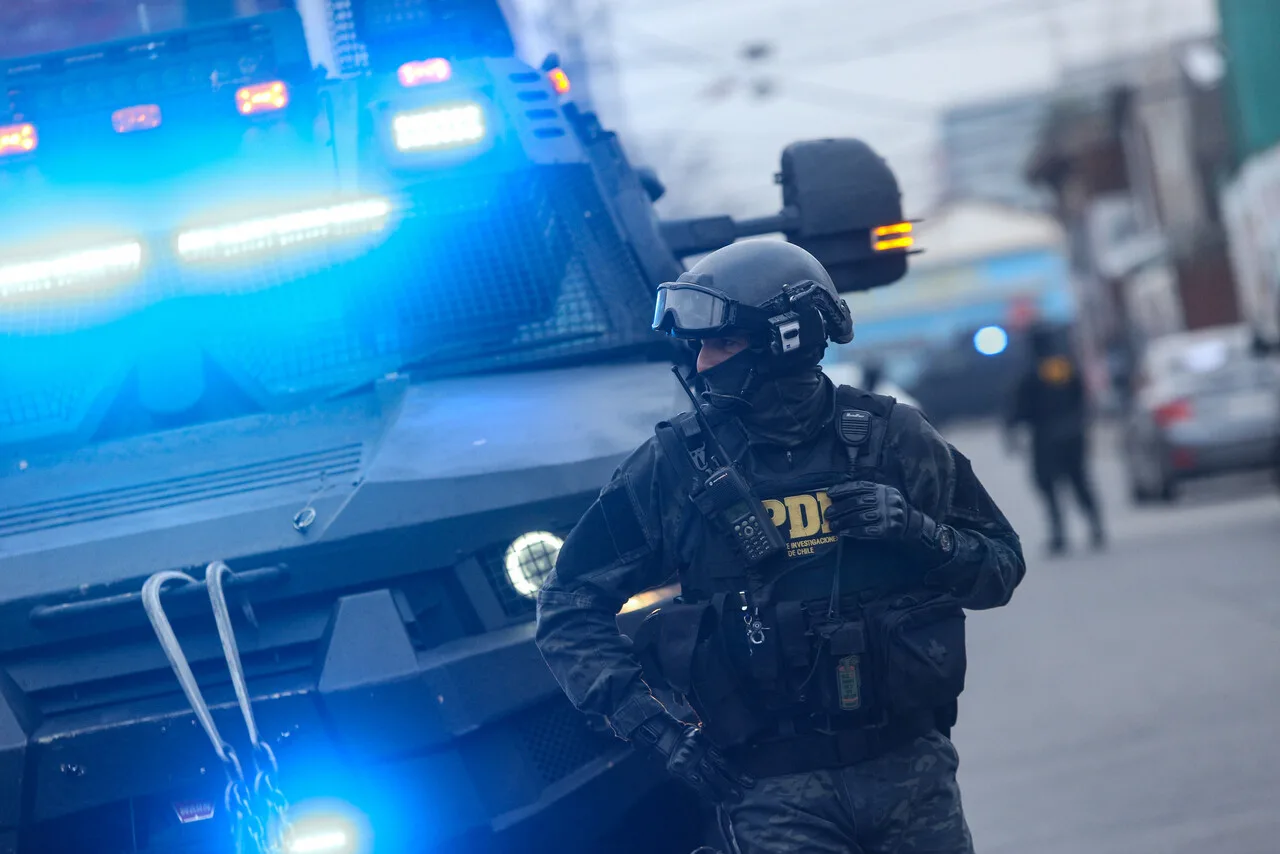 Encuentran vehículo con armamento de guerra y explosivos en pleno Santiago Centro