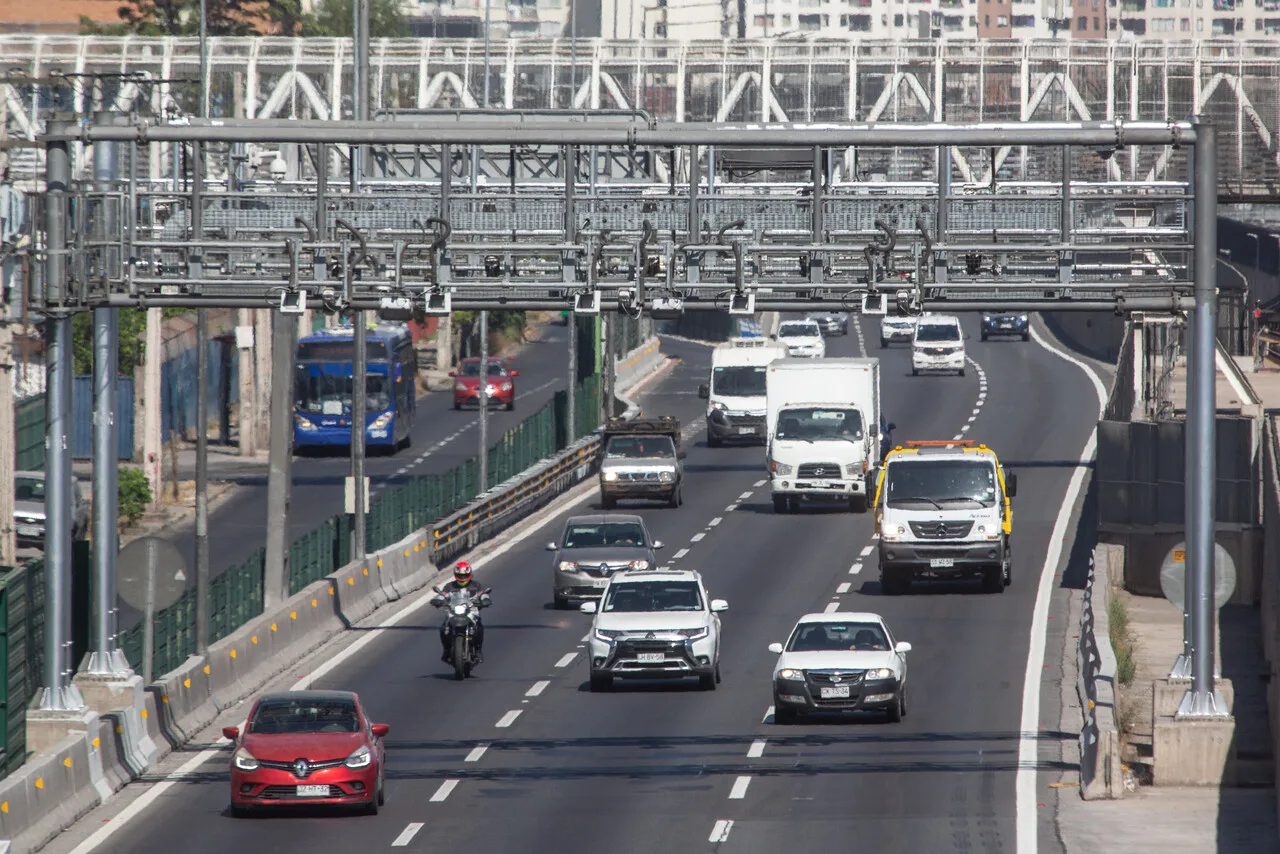 Industria automotriz en crisis: ventas caen, precios suben y nuevas regulaciones amenazan el mercado chileno