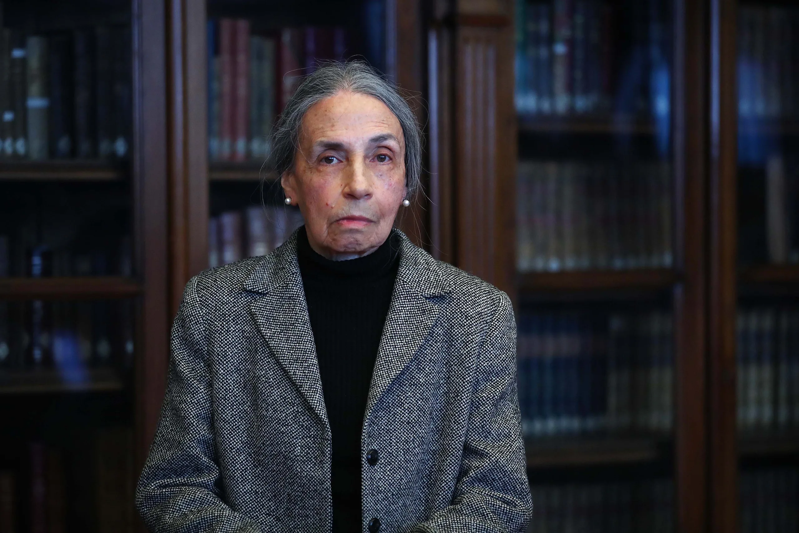 Elvira Hernández: Segunda poeta chilena en recibir el Premio Nacional de Literatura tras Gabriela Mistral