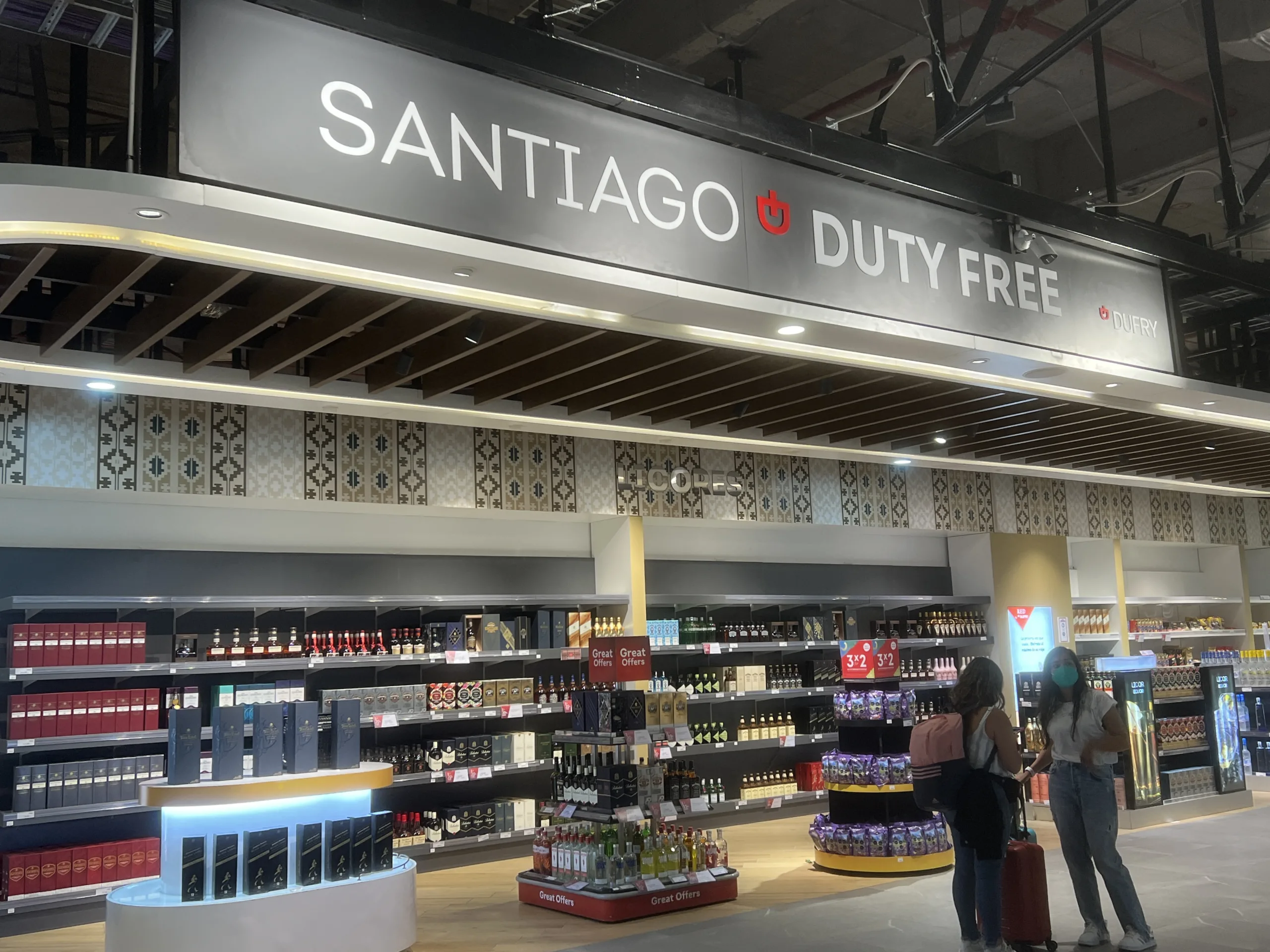 Alzan suspensión de licitación de tiendas duty free en el Aeropuerto de Santiago