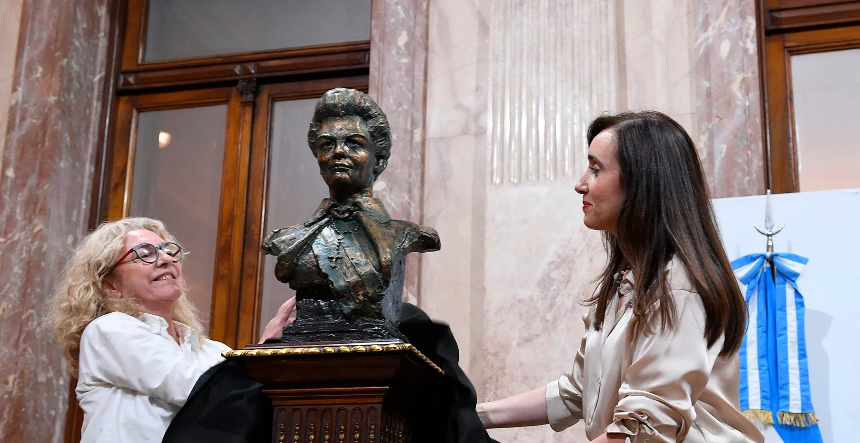 Villarruel inaugura busto de Isabel Perón en el Senado y critica a quienes la dejaron «a merced del terrorismo»