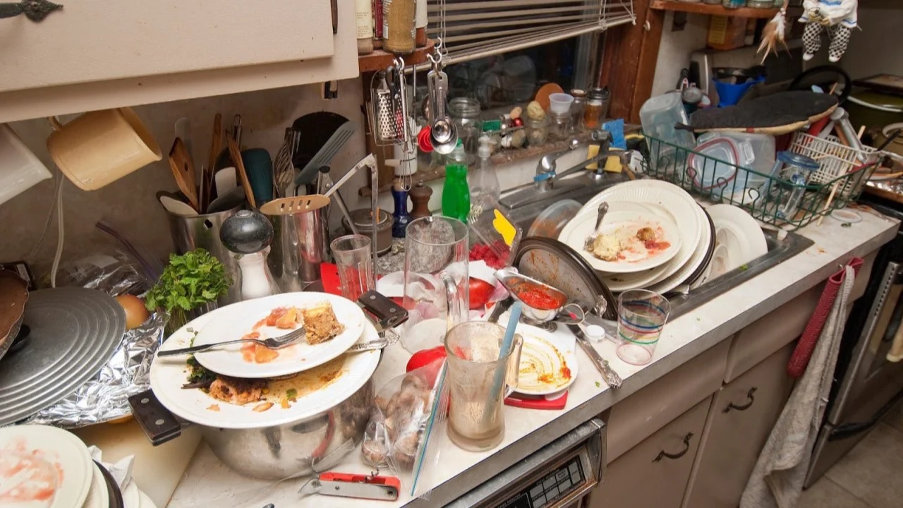 ¿Por qué se debe lavar con agua caliente para eliminar grasas y bacterias?