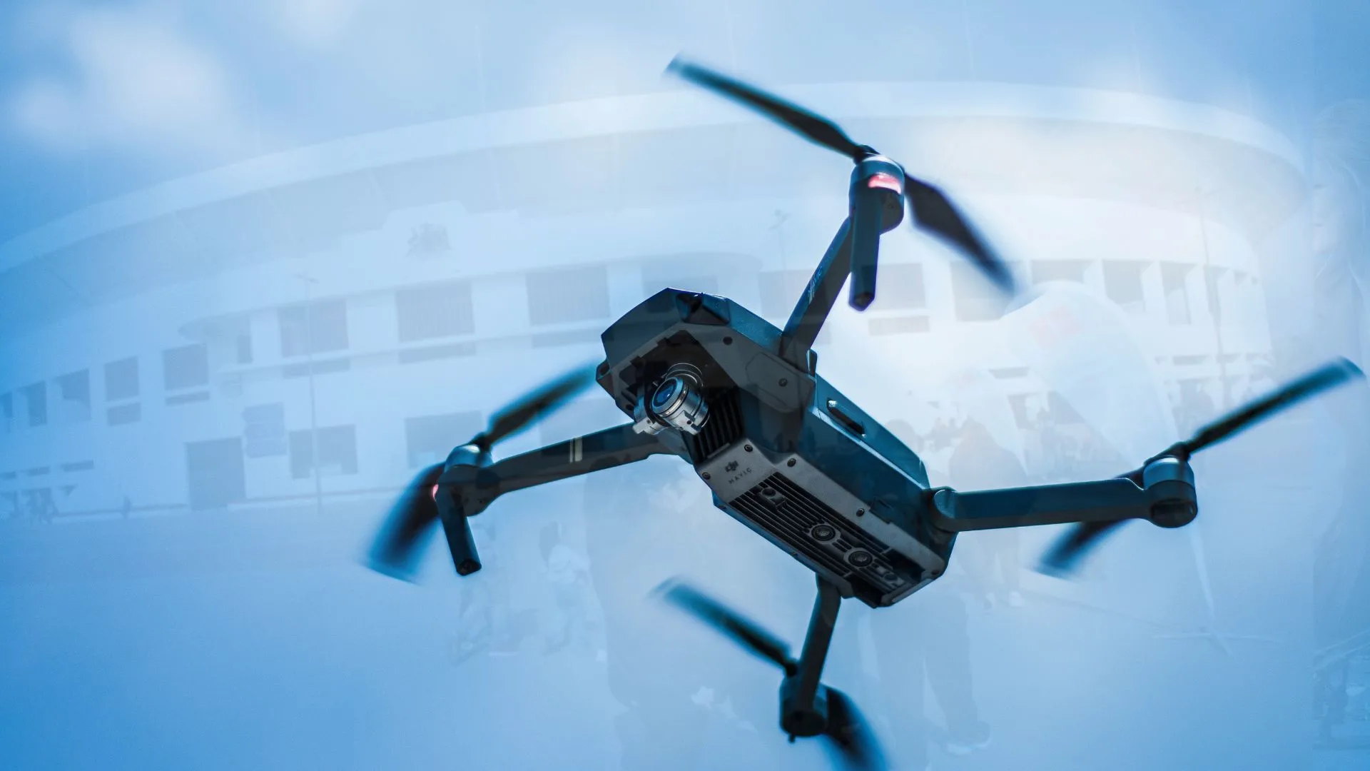Drone cae sobre votante en el Estadio Nacional durante elecciones: operador fue detenido