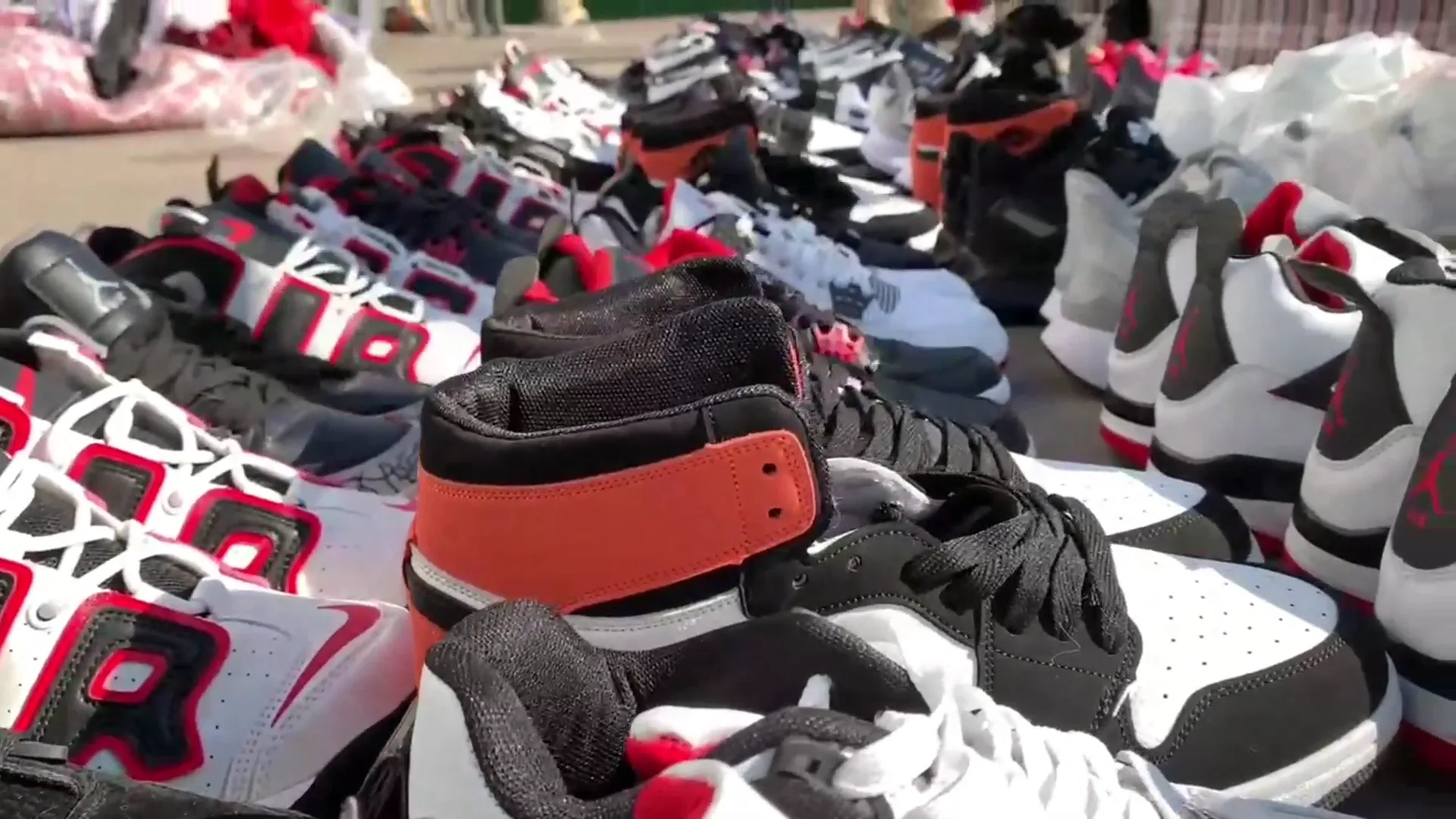 Incautan más de 600 pares de zapatillas falsificadas en Estación Central