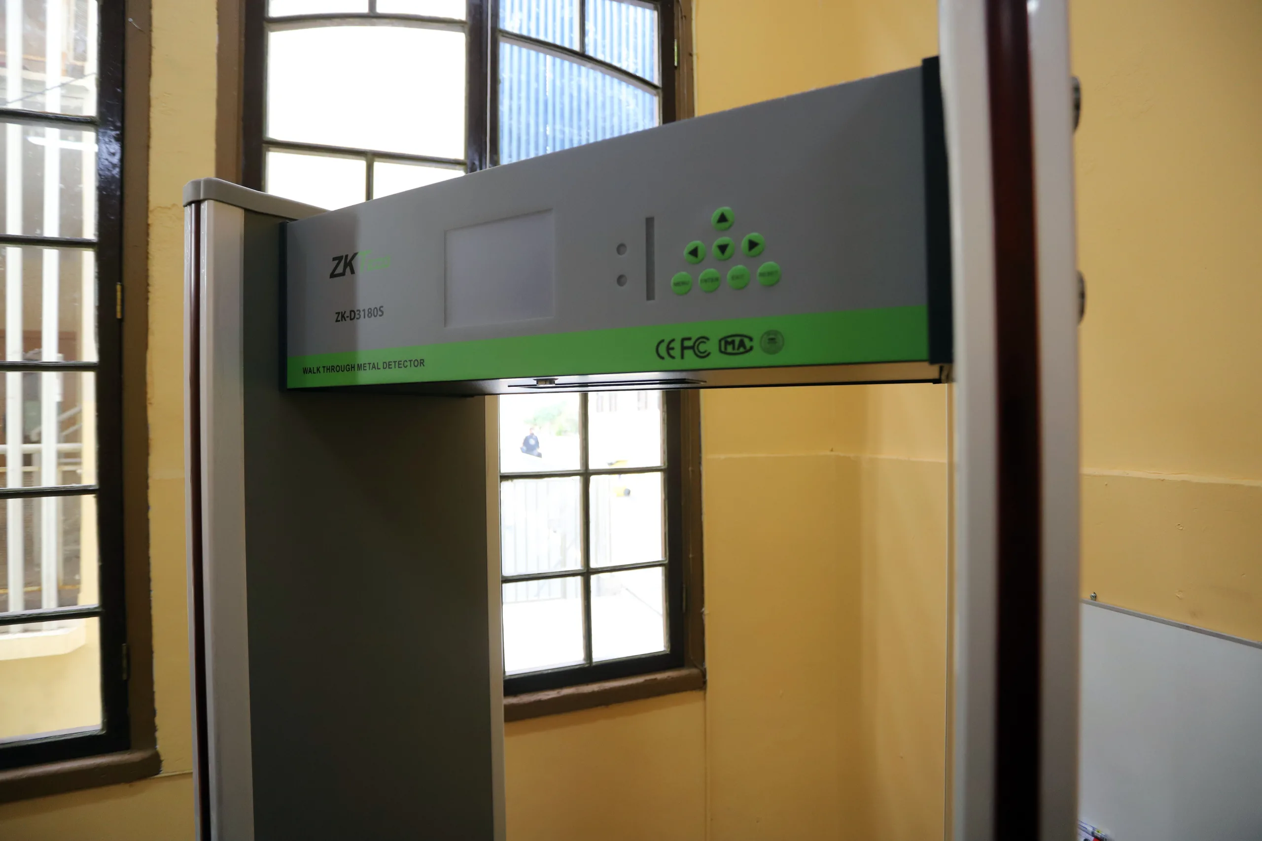 Debate sobre revisiones de mochilas y detectores de metales en colegios se reactiva tras explosión en el INBA