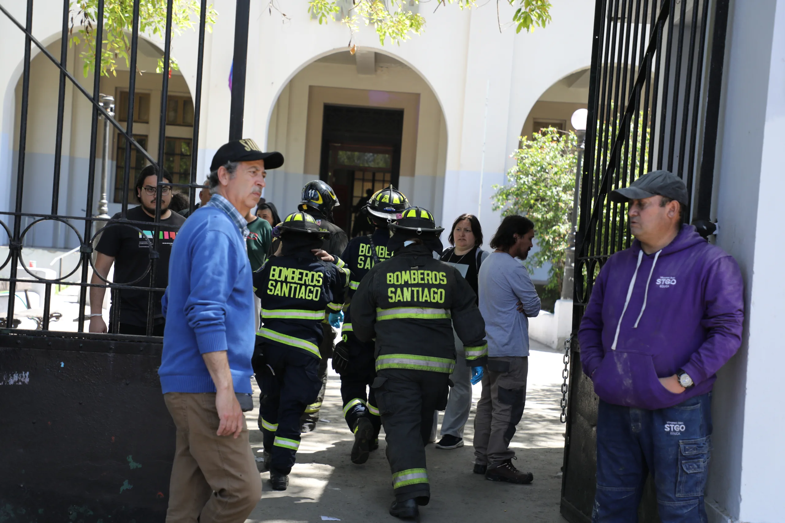Incendio en INBA deja 21 estudiantes lesionados en Santiago