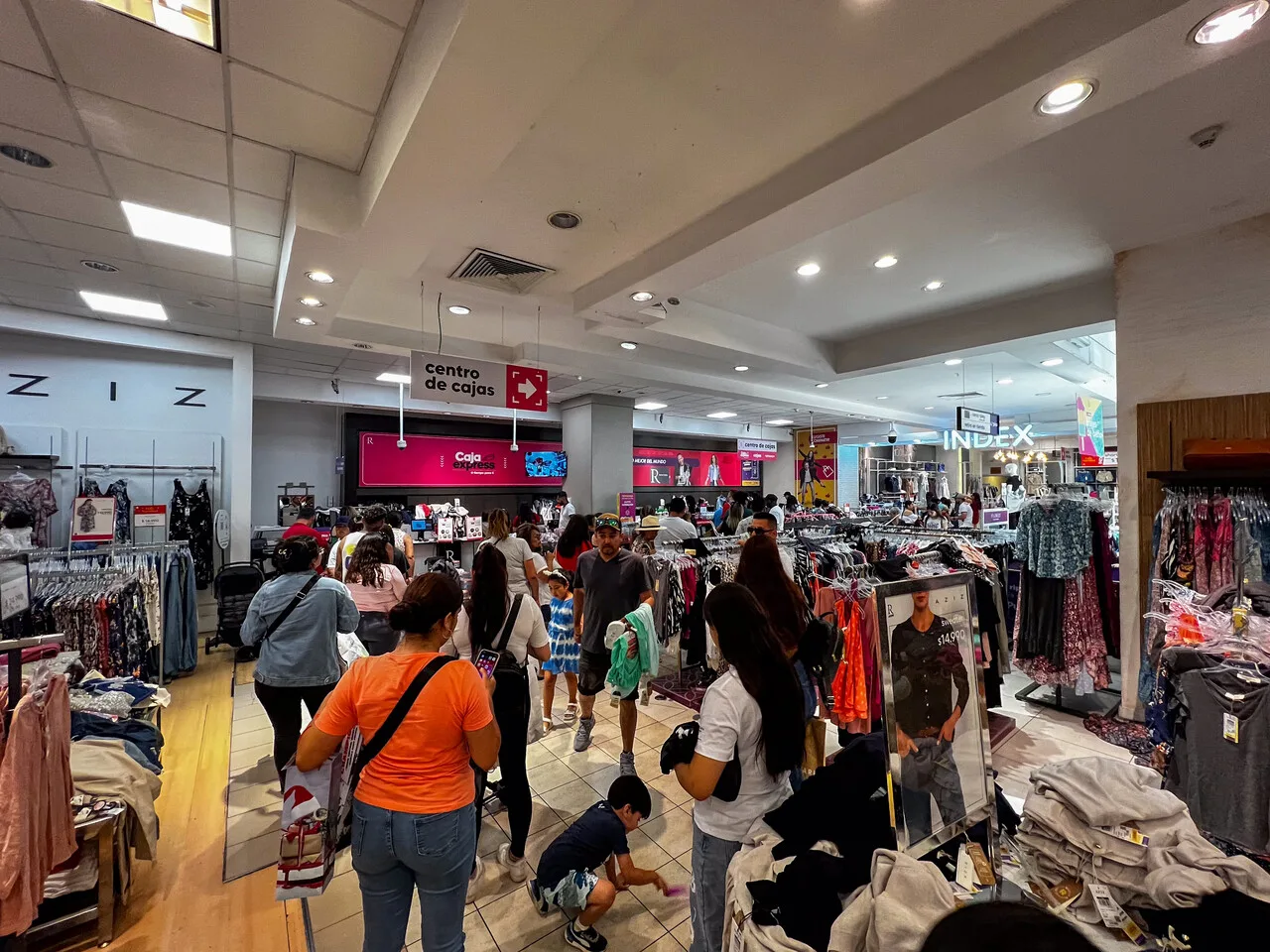 Trabajadores tendrán 3 horas para votar en elecciones del 26 y 27 de octubre; malls y strip centers cerrarán el domingo