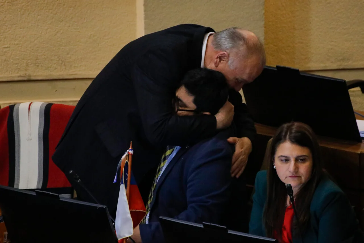 Diputado José Carlos Meza rompe en llanto durante tensa discusión sobre Acusación Constitucional contra ministra Carolina Tohá