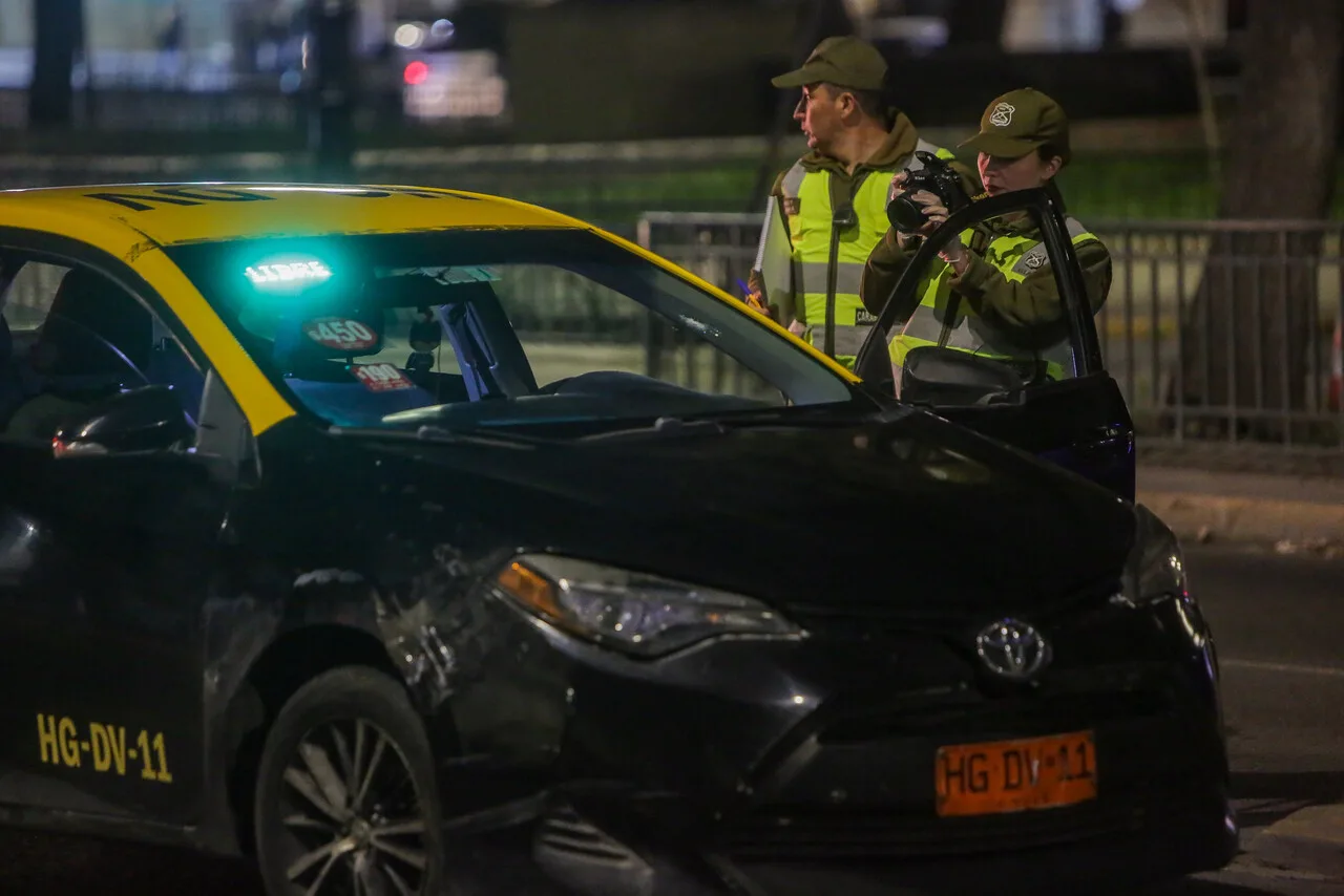Taxista intenta atropellar a carabinero en pleno centro de Santiago y es detenido tras persecución