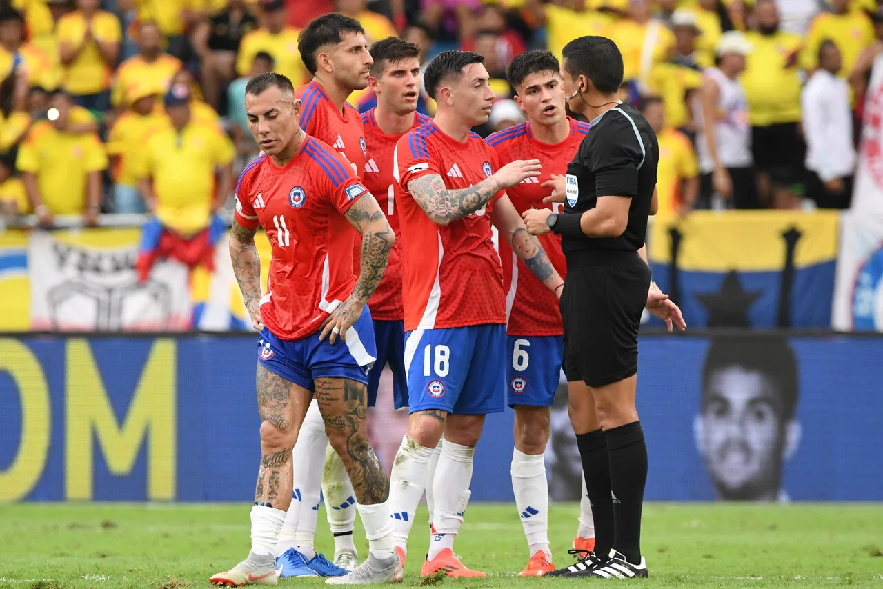 La Roja se hunde en las Clasificatorias tras dolorosa derrota 4-0 ante Colombia