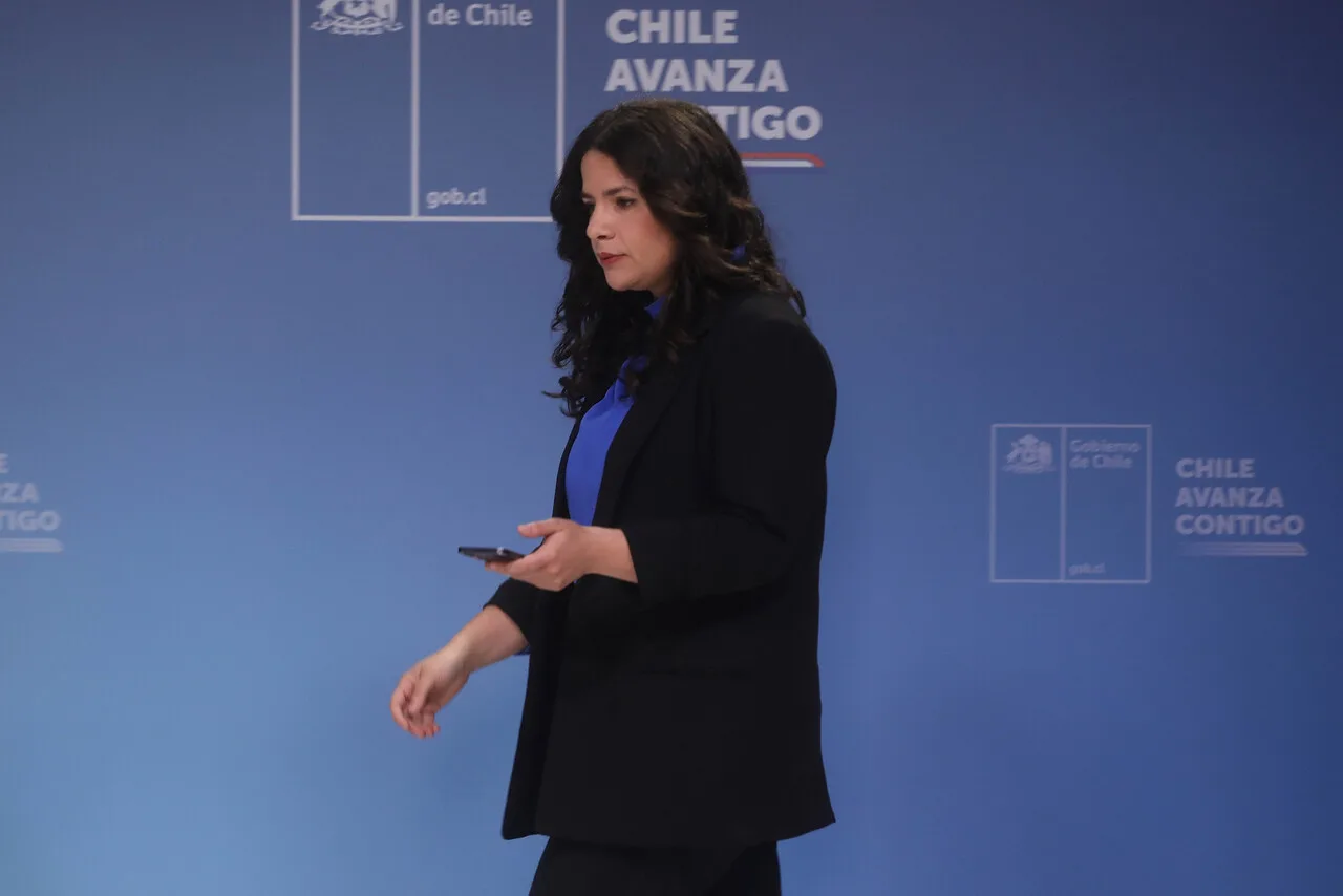 Ministra Orellana responde a críticas por no querellarse contra Manuel Monsalve: «Estamos a disposición de la víctima»