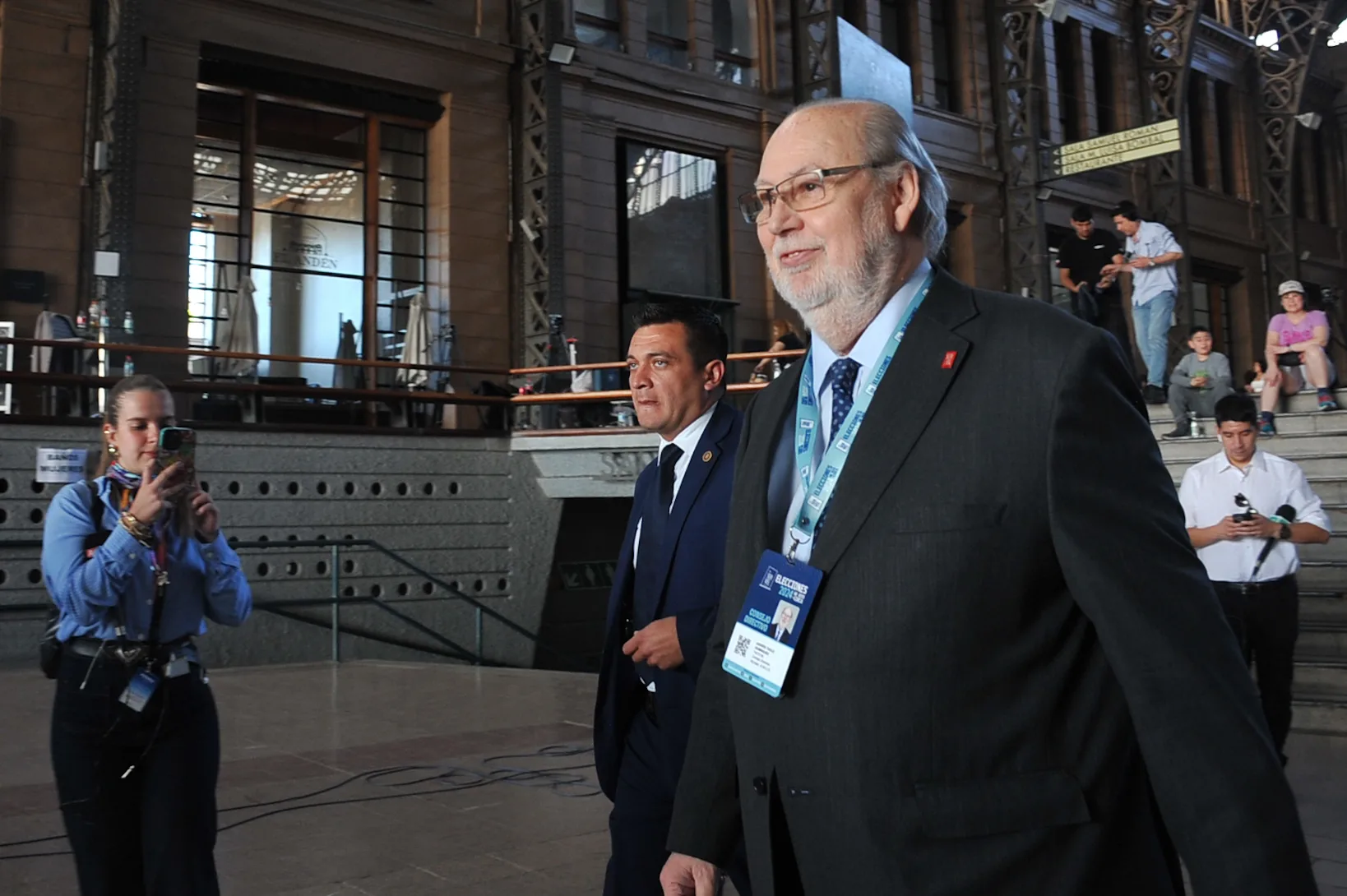 Servel califica de “exitosa” la primera jornada de elecciones y destaca participación de vocales en todo Chile