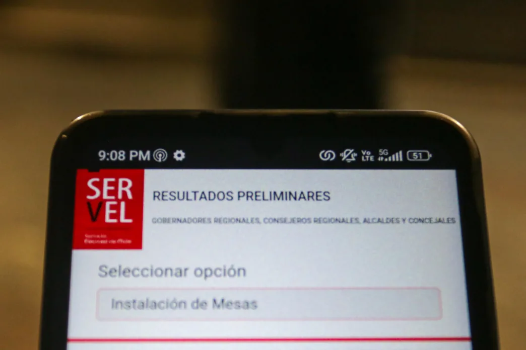 El sistema en linea del Servicio Electoral presenta desfase en su entrega de resultados preliminares.