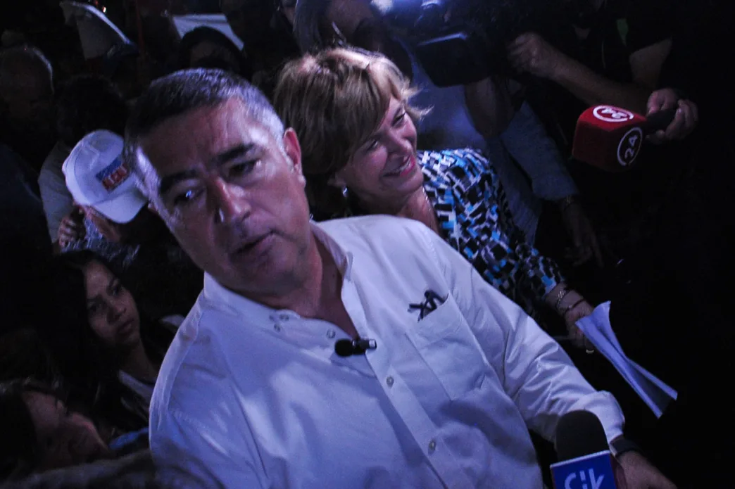 El candidato ganador a alcalde por la comuna de Santiago, Mario Desbordes, en la plaza de armas luego de superar a la candidata Iraci Hassler en los conteos de votos.