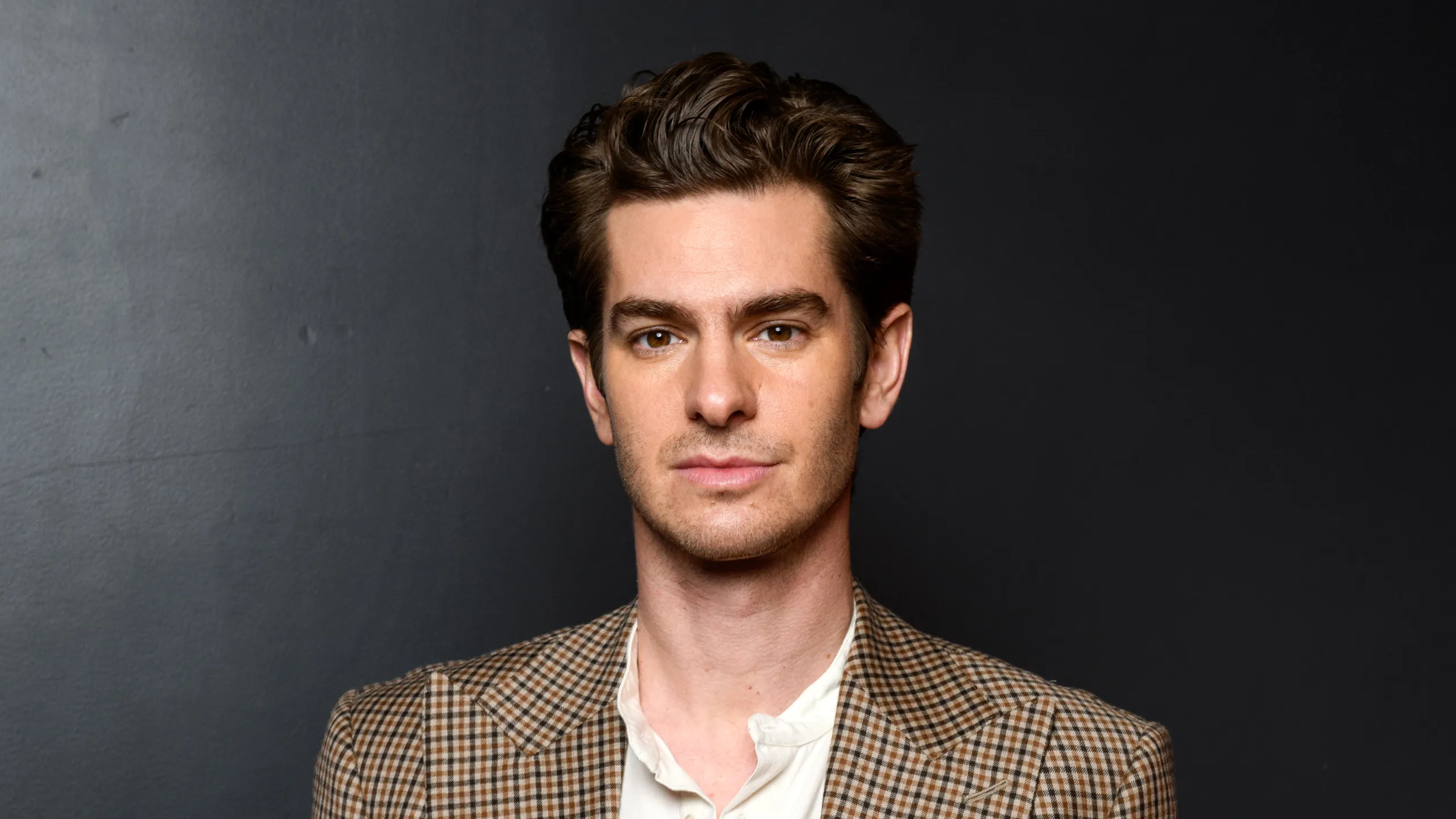 Andrew Garfield enfrenta críticas por defender a Mel Gibson tras sus comentarios antisemitas