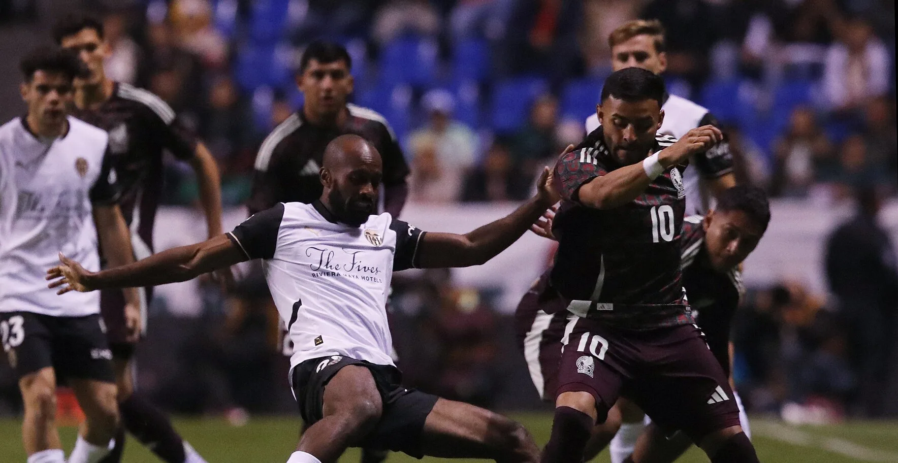 México deja ir ventaja y empata 2-2 con Valencia en amistoso disputado en Puebla