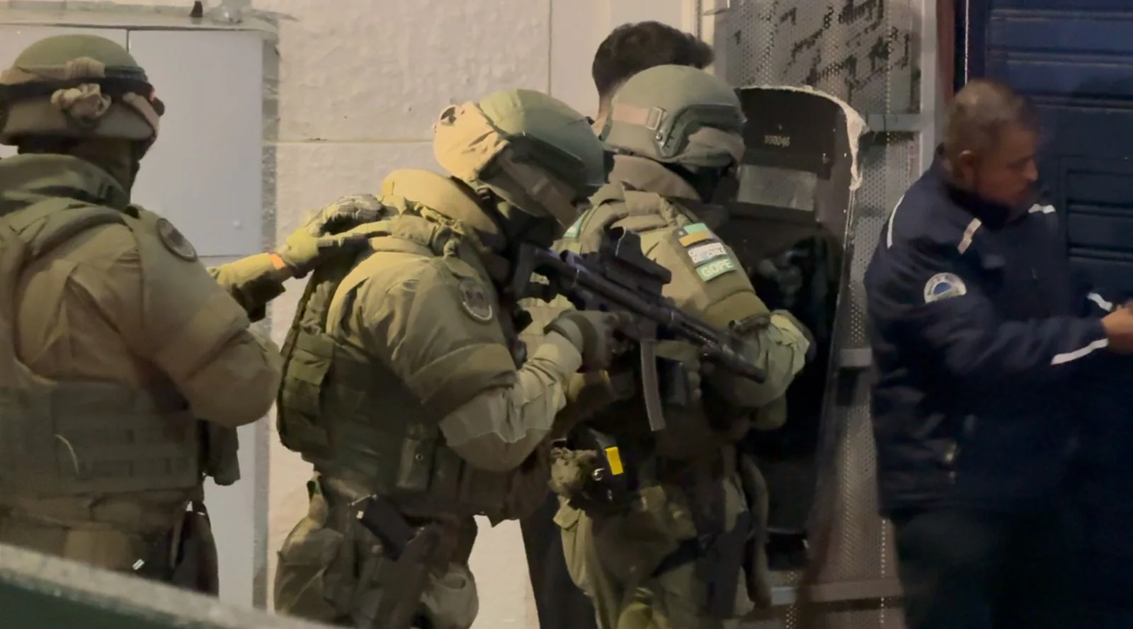 Operativo de carabineros por alarma en Banco de Chile en Estación Central
