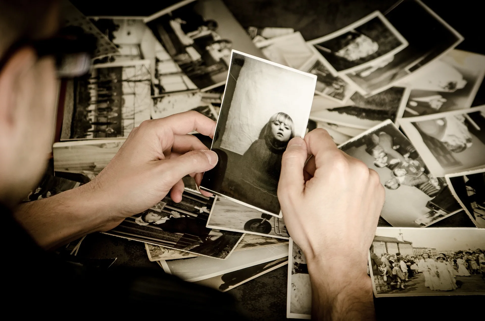 Funeraria utiliza IA para revivir fotos de seres queridos en emotivo homenaje virtual