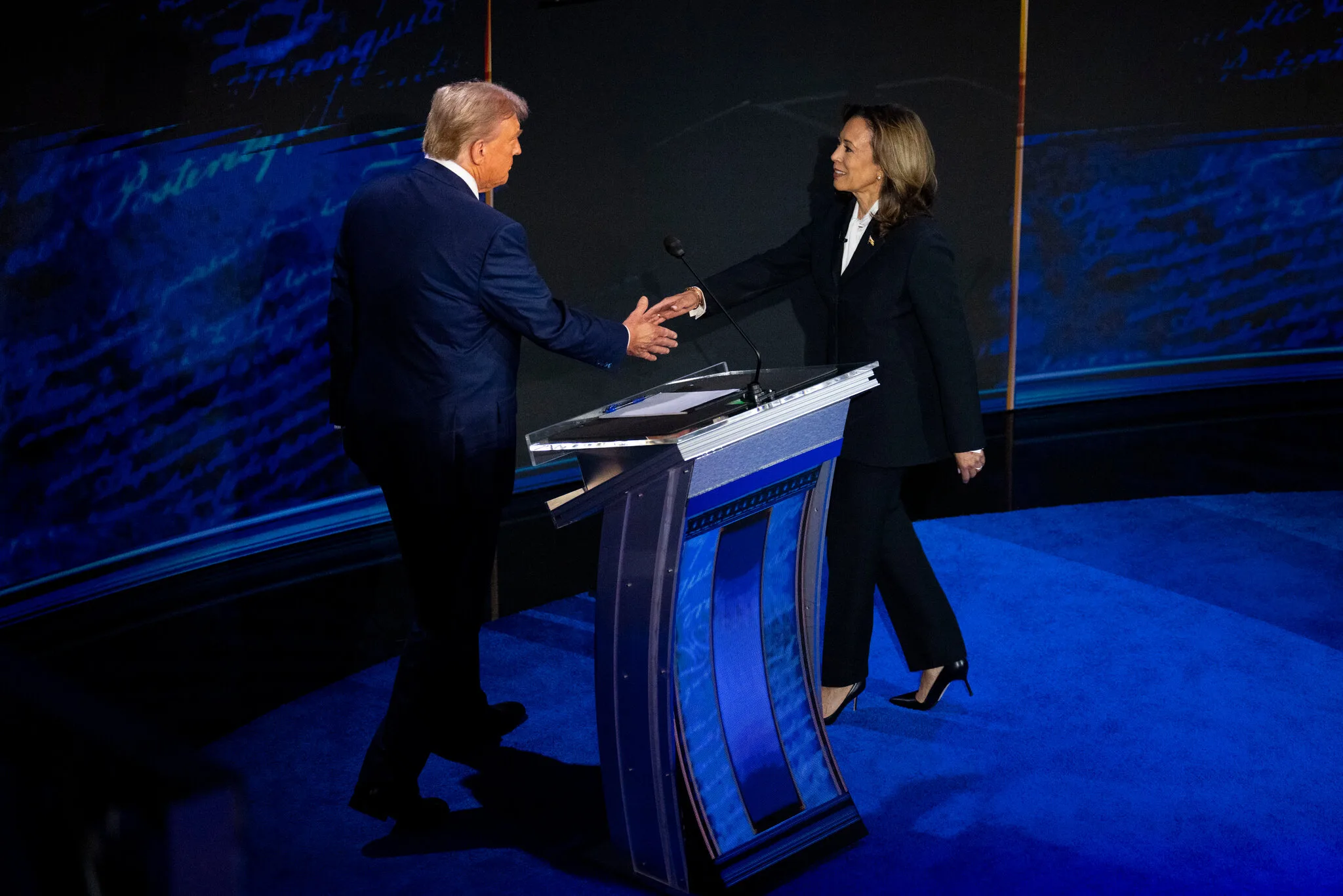 Trump aviva sospechas de fraude y acusa a los demócratas en vísperas de los comicios