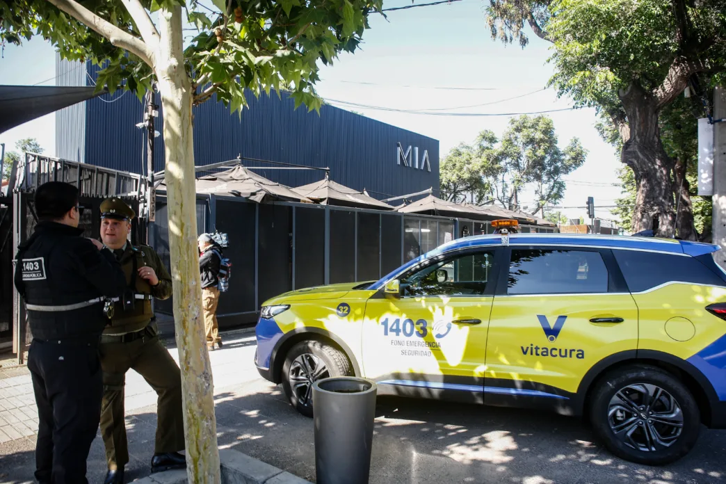 Mujer denuncia haber sido drogada en Bar Mía de Vitacura mientras compartía con sujetos, los que al ser denunciados se esconden dentro del bar y escapan por casas colindantes