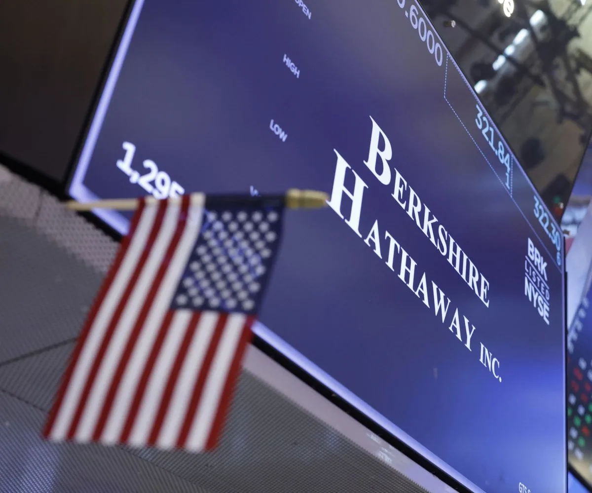Berkshire Hathaway reduce participación en Apple y alcanza récord de $325.2 mil millones en efectivo