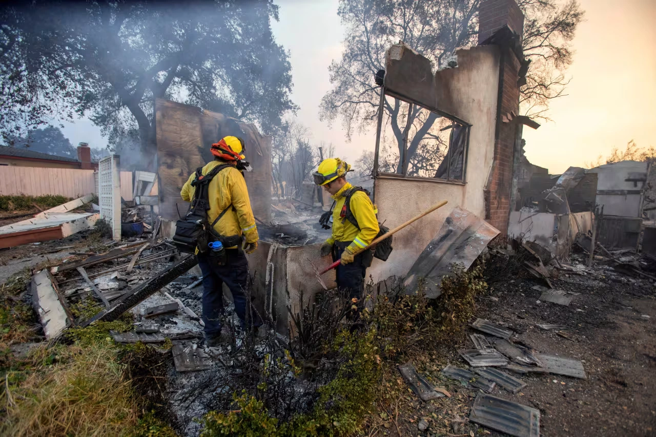 Diez muertos y devastación en Los Ángeles por incendios forestales históricos