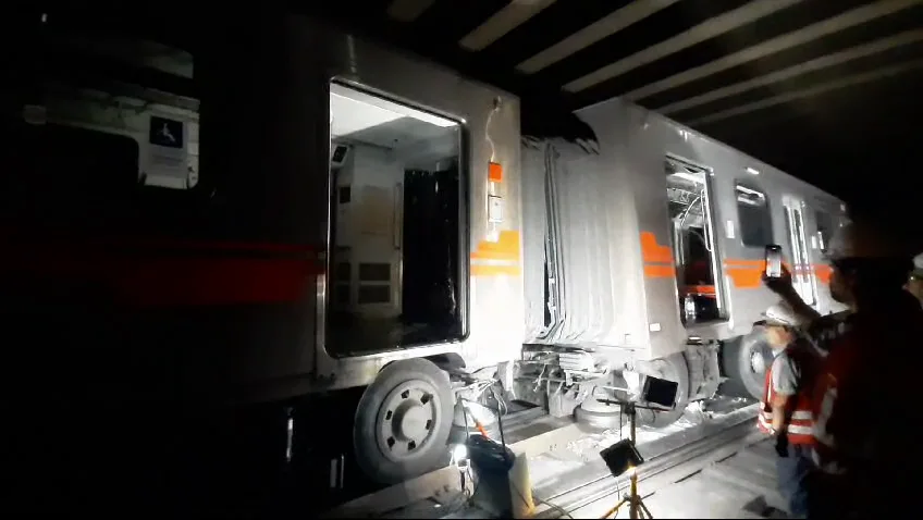 Imagen del tren descarrillado en su área de cambio de vía.