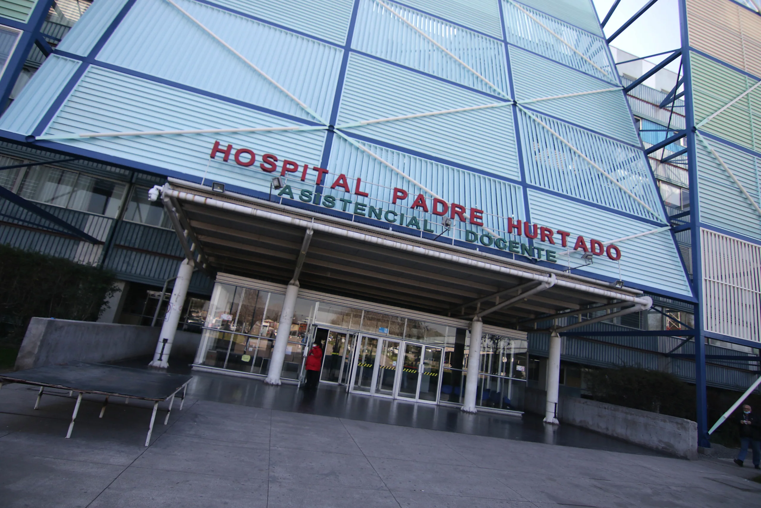 Funcionarios del Hospital Padre Hurtado inician paro indefinido exigiendo mayor seguridad