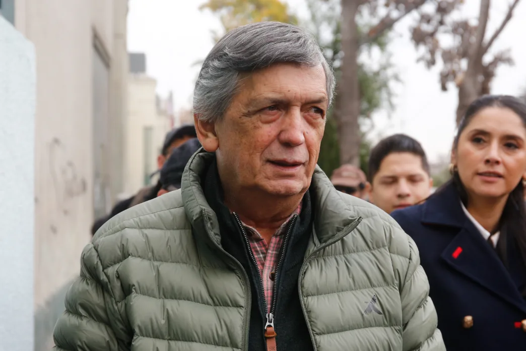 El Secretario General del Partido Comunista Lautaro Carmona llega Hasta el Anexo Capitán Yaber para visitar al Alcalde de Recoleta Daniel Jadue por el caso de Farmacias Populares, entre las visitas está su Madre, Magaly Jadue, su Pareja Anjuli Tostes y Hugo Fazio, ex dirigente del Partido Comunista