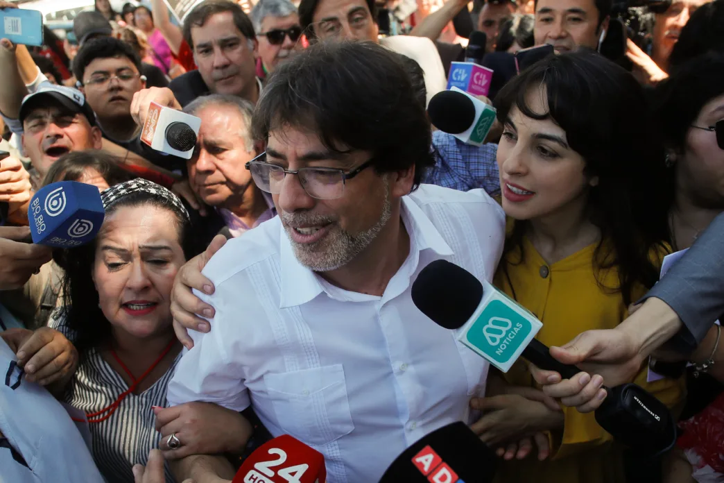 El Ex Alcalde de Recoleta, Daniel Jadue, Sale de la Escuela República del Paraguay luego de sufragar con autorización del juzgado sobre su Arresto Domiciliario por el caso Farmacias Populares