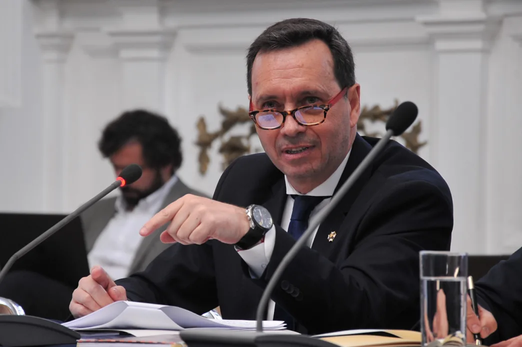 El director general de la Policía de Investigaciones de Chile, Eduardo Cerna, durante sesión citada por la Comisión Investigadora CEI 62 del Caso Monsalve, desarrollada en la Sala de Lectura del Congreso de Santiago.
