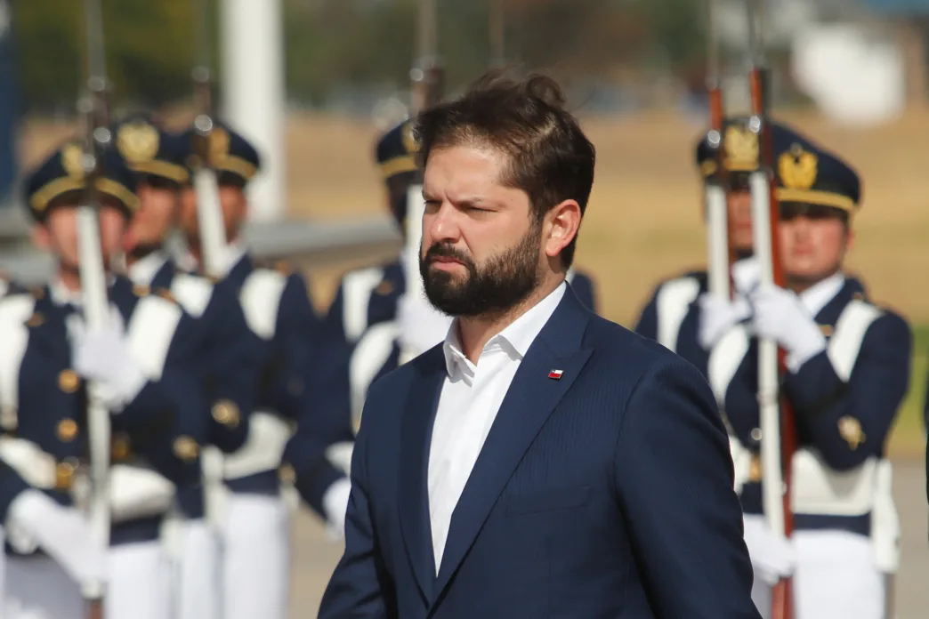 El Presidente de la República, Gabriel Boric Font, participa de la Ceremonia de Egreso de la Fuerza Aérea de Chile junto a la ministra de Defensa Nacional, Maya Fernández, y el comandante en jefe de la Fuerza Aérea de Chile General del Aire Hugo Rodríguez