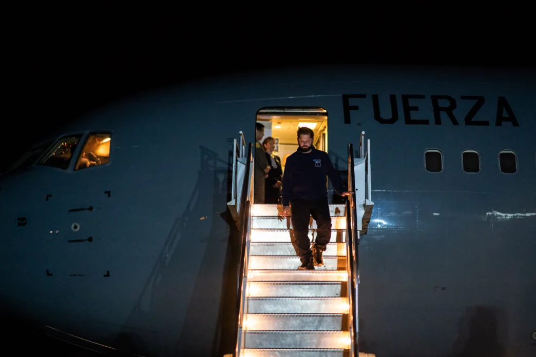 Alrededor de las 00:30 horas, el Mandatario junto a su comitiva llegaron a la Base Aérea Chabunco, lugar donde se llevó a cabo un briefing sobre la Operación en el que se ahondó sobre las diversas medidas de seguridad del hito.