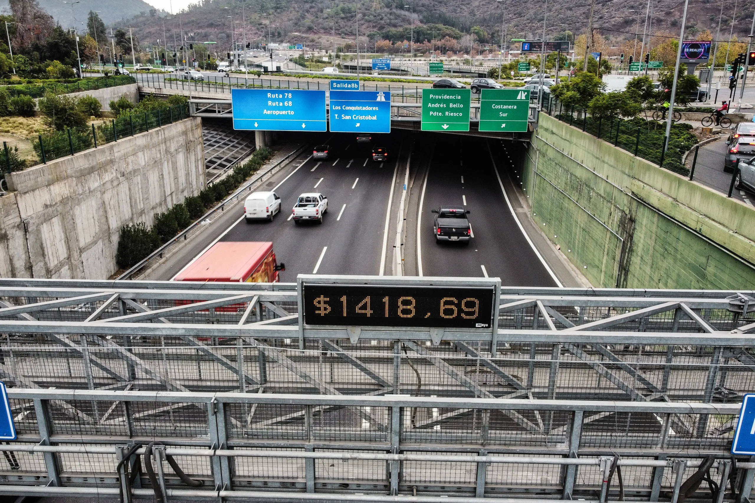 Diputados y senadores chilenos adeudan millones por uso de autopistas