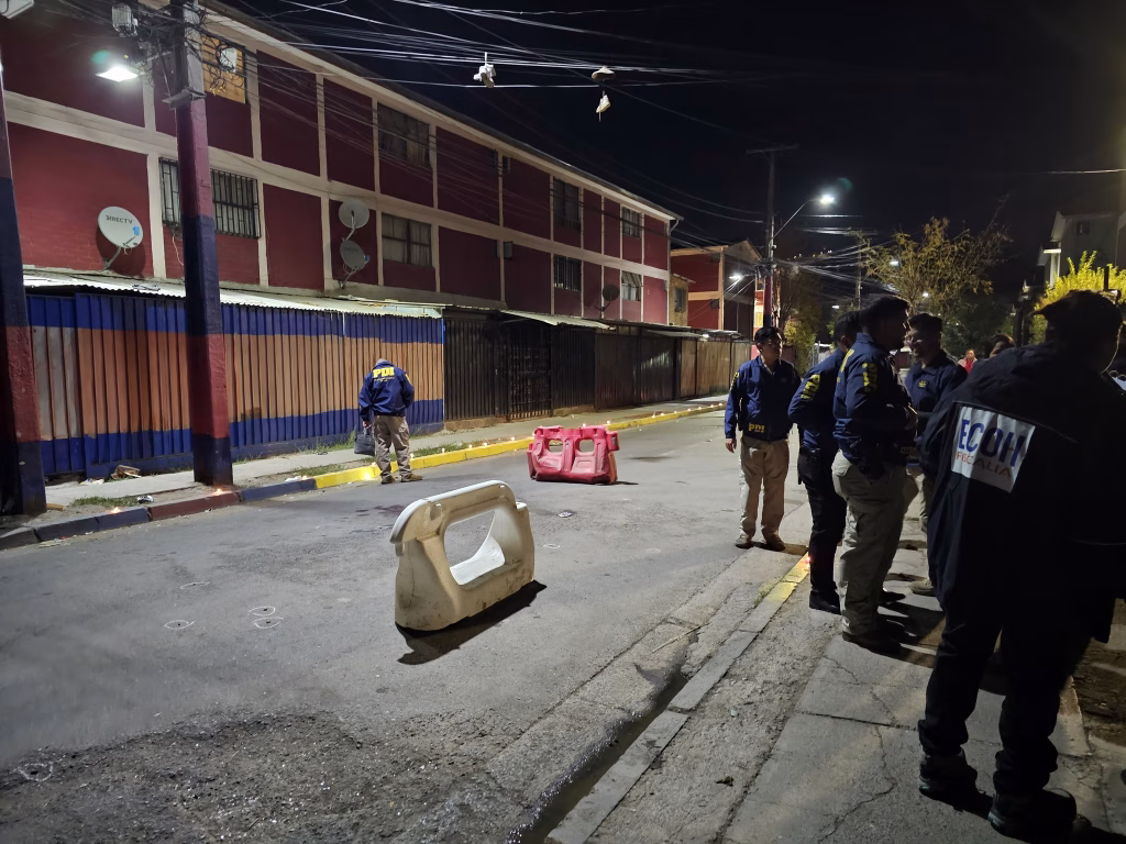 Funcionarios de la fiscalía revisando las evidencias del sector