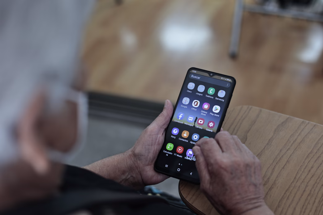 Última clase del taller de uso de celular para adultos mayores y comienza la entrega de 200 smartphones con plan de voz y datos gratuito para que los vecinos de la comuna que egresen de estas capacitaciones gratuitas puedan mantenerse comunicados y acceder a trámites digitales.