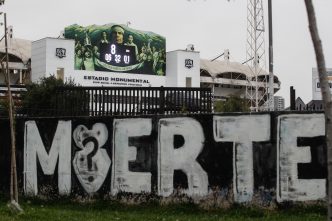 Ambiente en las afueras del Estadio Monumental luego de los incidentes durante la previa del encuentro entre Colo-Colo vs Fortaleza donde fallecieron dos hinchas del equipo albo
