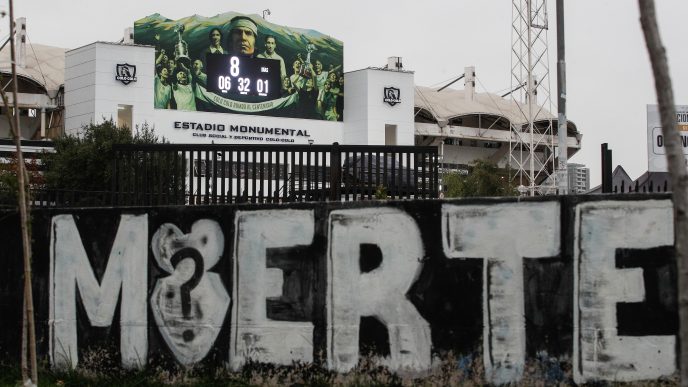 Ambiente en las afueras del Estadio Monumental luego de los incidentes durante la previa del encuentro entre Colo-Colo vs Fortaleza donde fallecieron dos hinchas del equipo albo