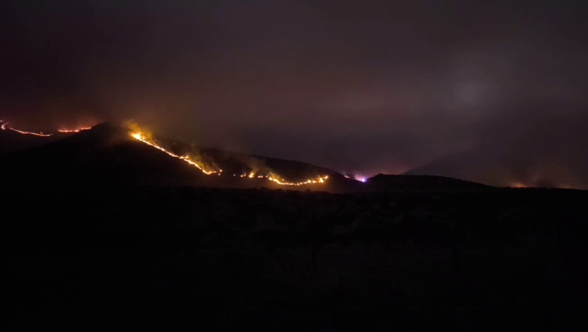 Incendio forestal en María Pinto consume 800 hectáreas y cubre Santiago de humo