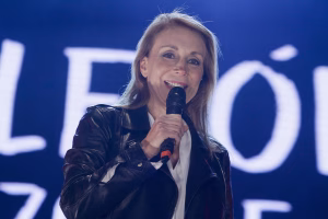 La animadora Karen Doggenweiler durante la tercera noche del show de la Gira de la Teletón 2017 en la ciudad de Temuco realizada en el Parque Isla Cautín.