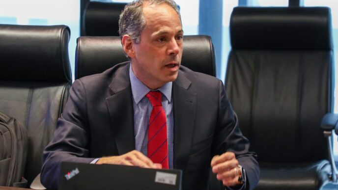 Fiscal Francisco Jacir en una reunión